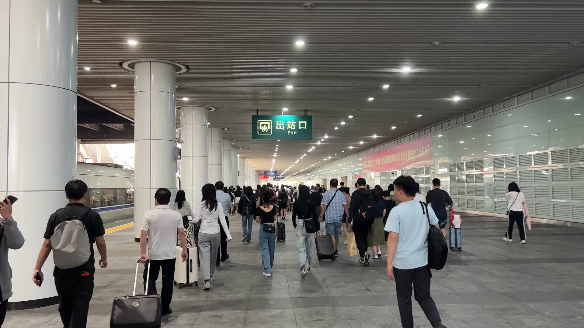 广深城际列车出站视频的预览图