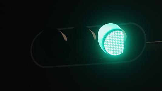 城市夜晚的红绿灯多个角度视频的预览图