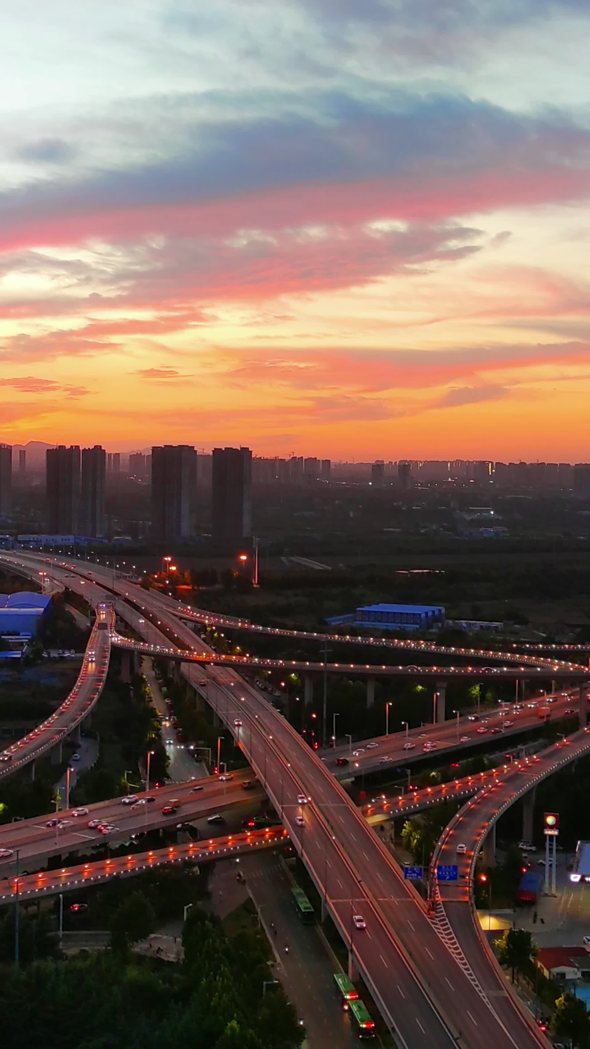 高空实景拍摄高架桥夜景视频的预览图