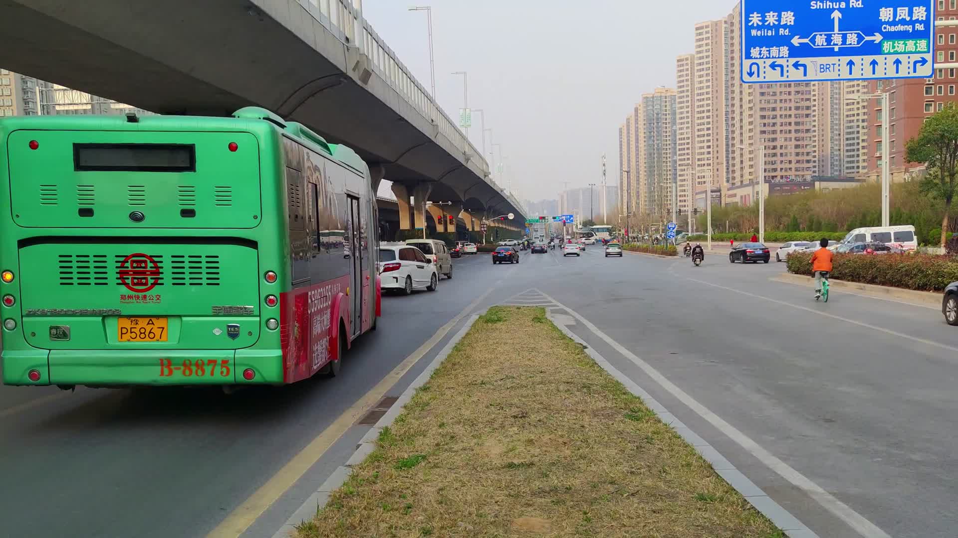 城市街拍交通实景拍摄视频的预览图