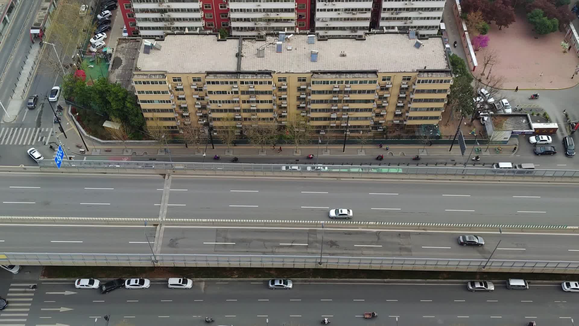 高空俯瞰城市交通建筑视频的预览图