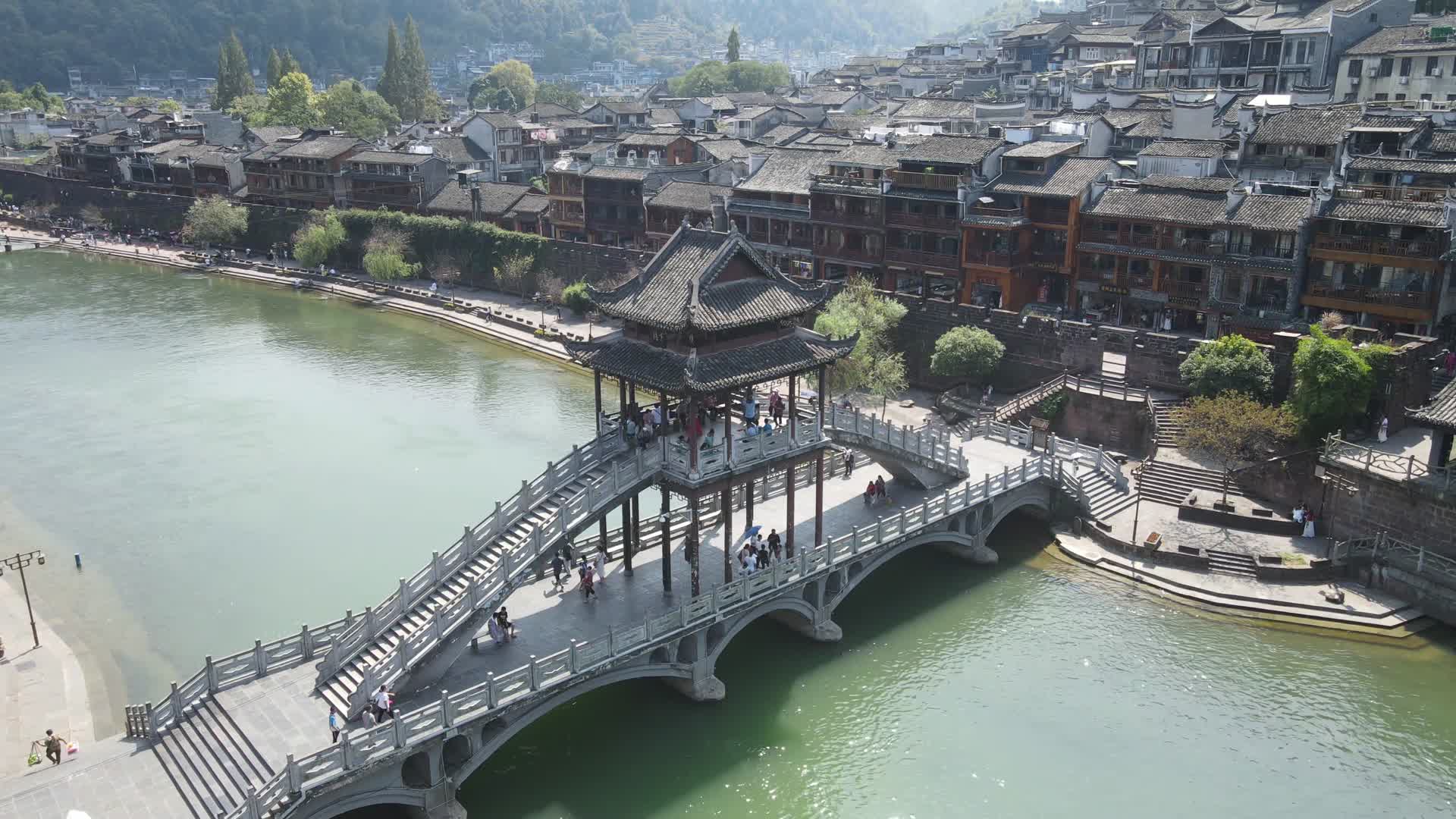 凤凰古城雪桥建筑航拍视频的预览图