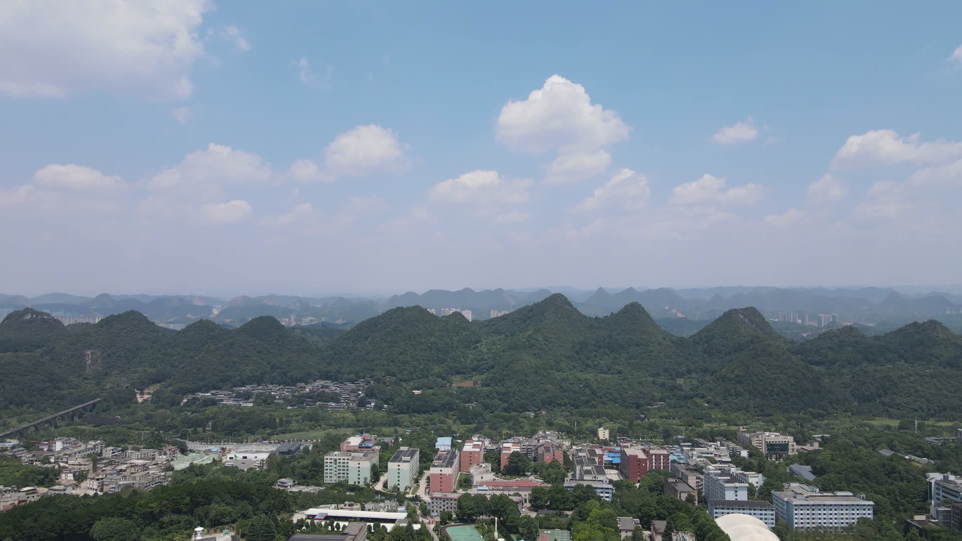 贵阳花溪城市风光大学城航拍视频的预览图