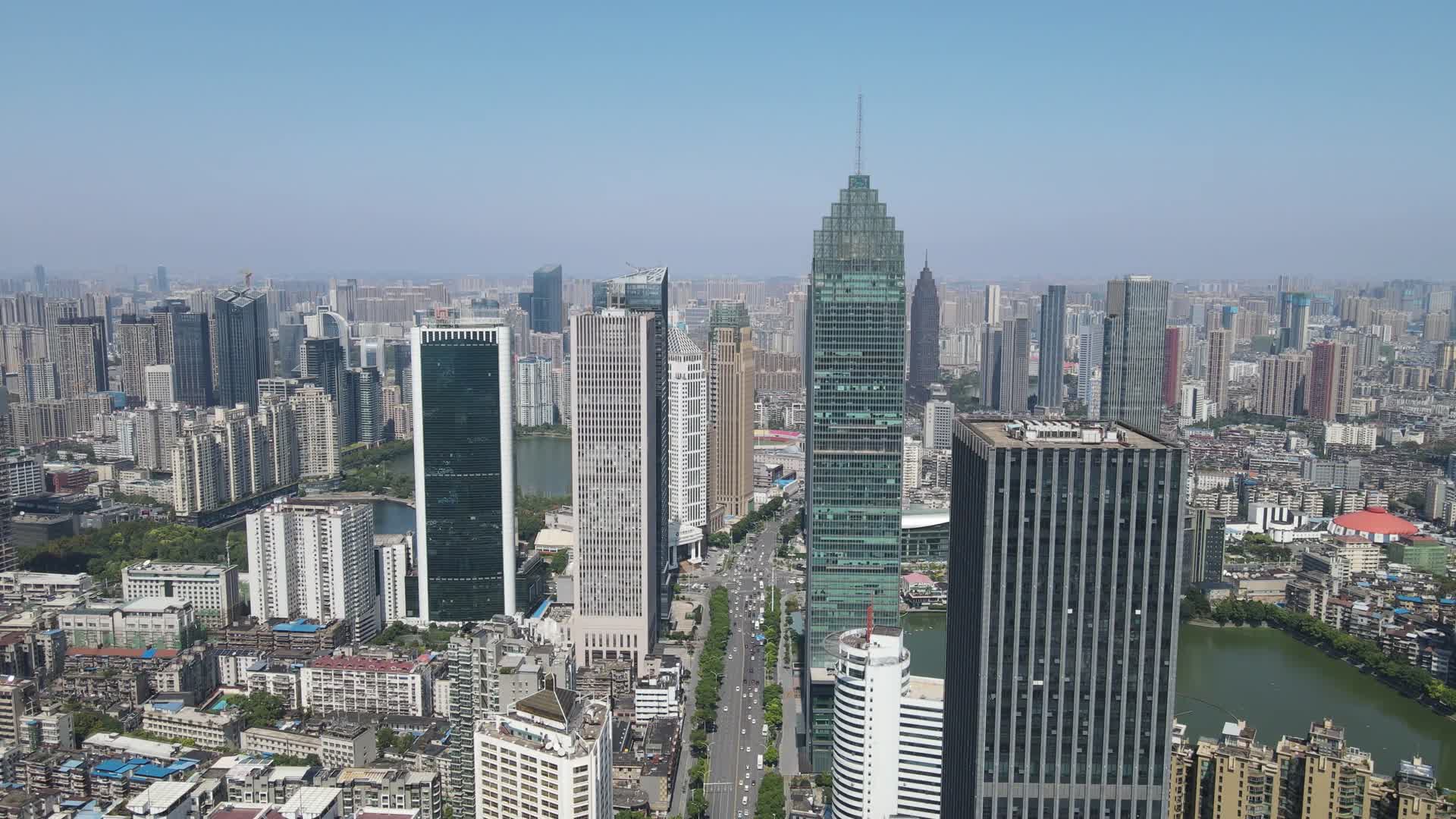 武汉金融中心高楼建筑航拍视频的预览图