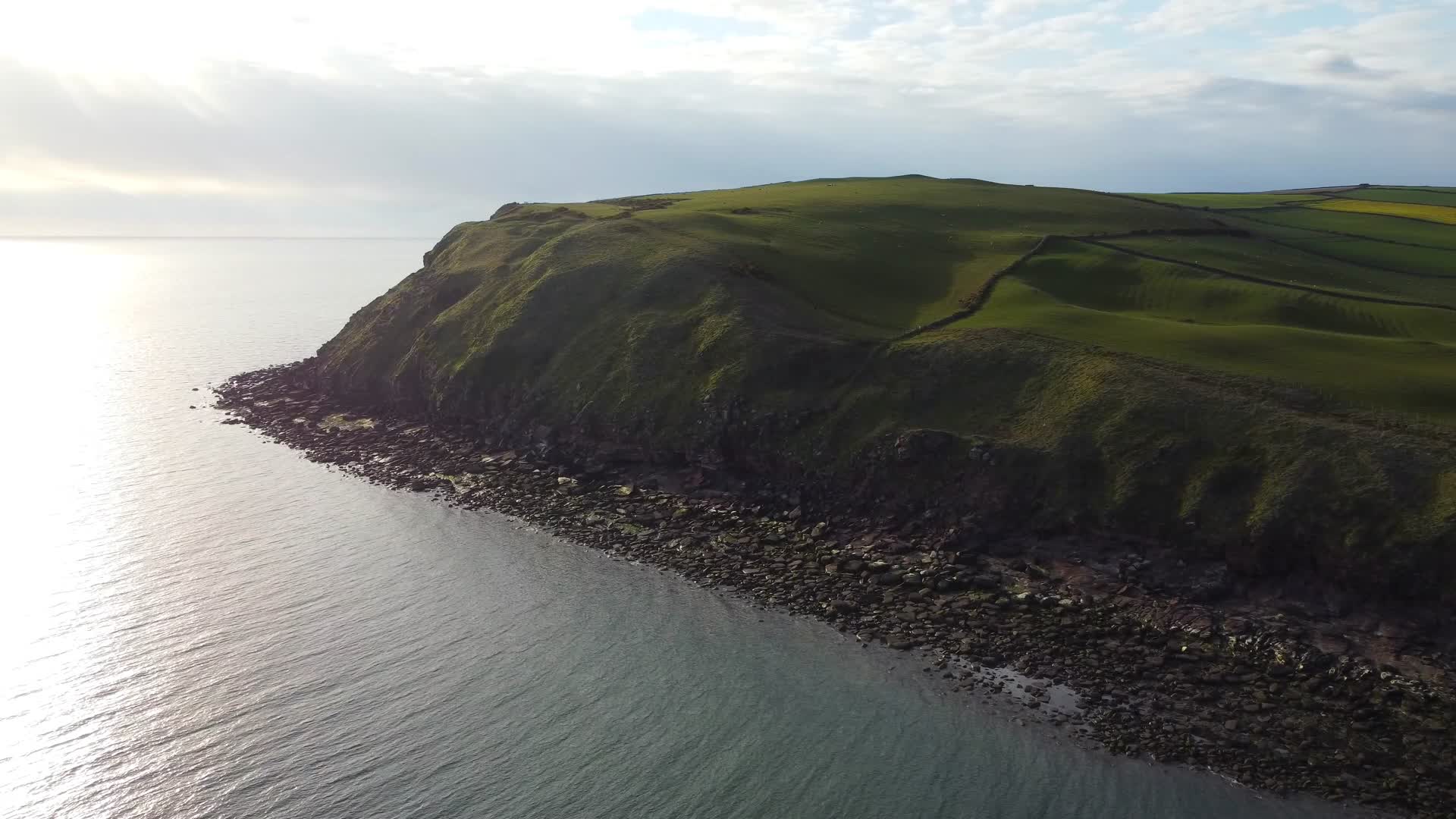 海岸线山峰悬崖航拍视频的预览图
