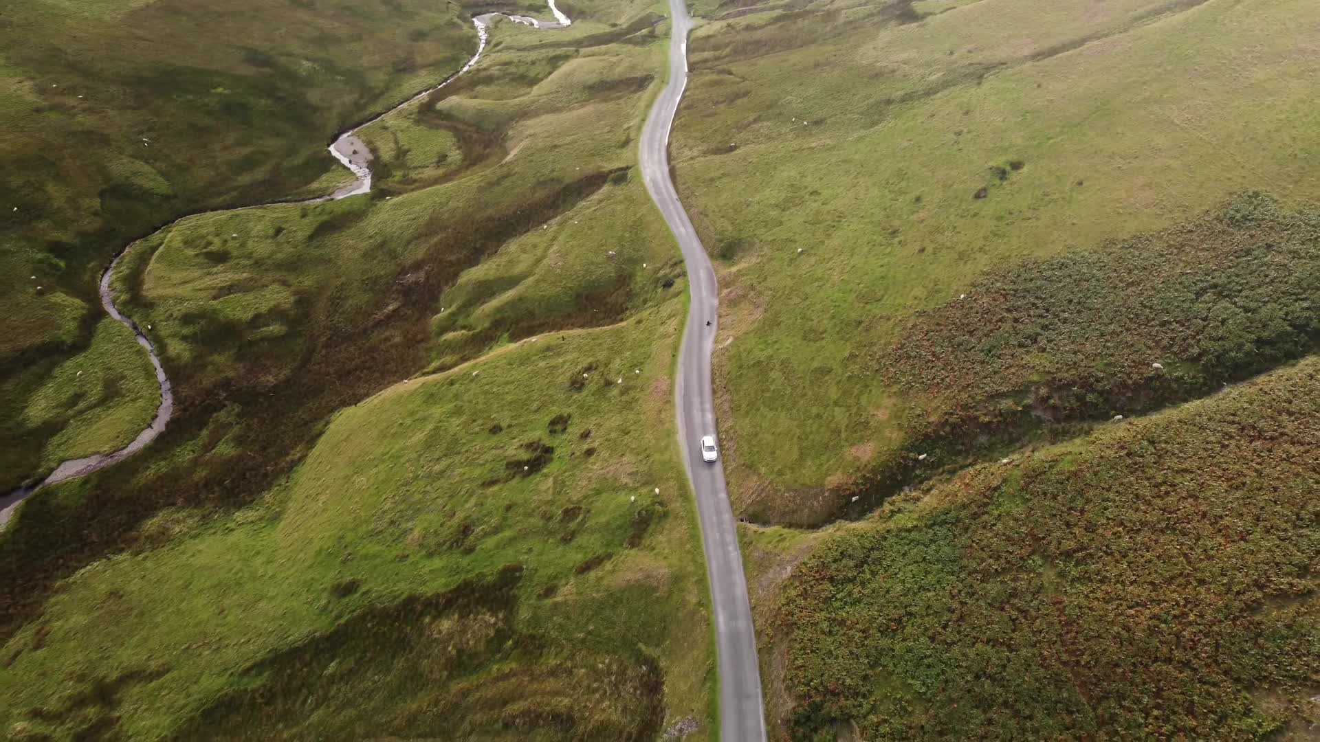 高原山谷公路汽车行驶航拍视频的预览图