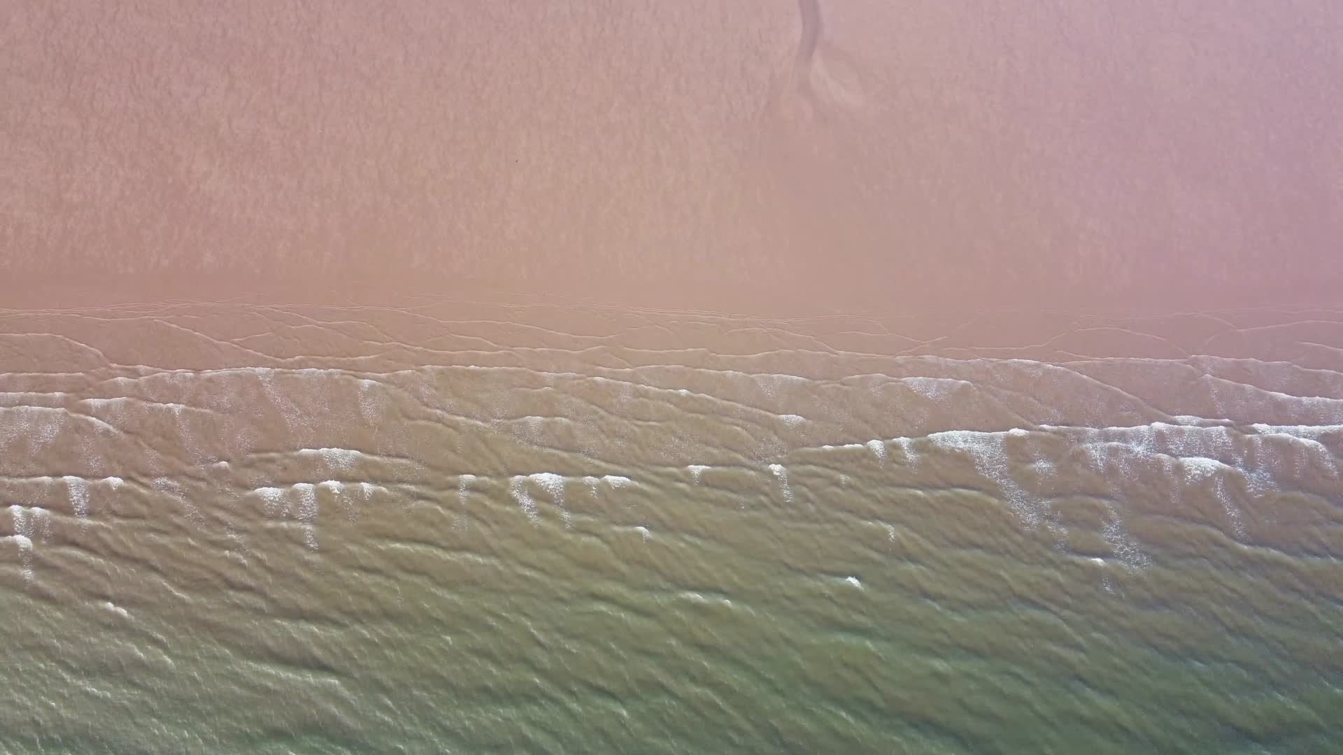 海边海岸线沙滩礁石浪花航拍视频的预览图
