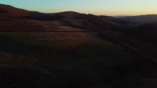 黄昏夕阳高原荒野公路行驶航拍视频的预览图