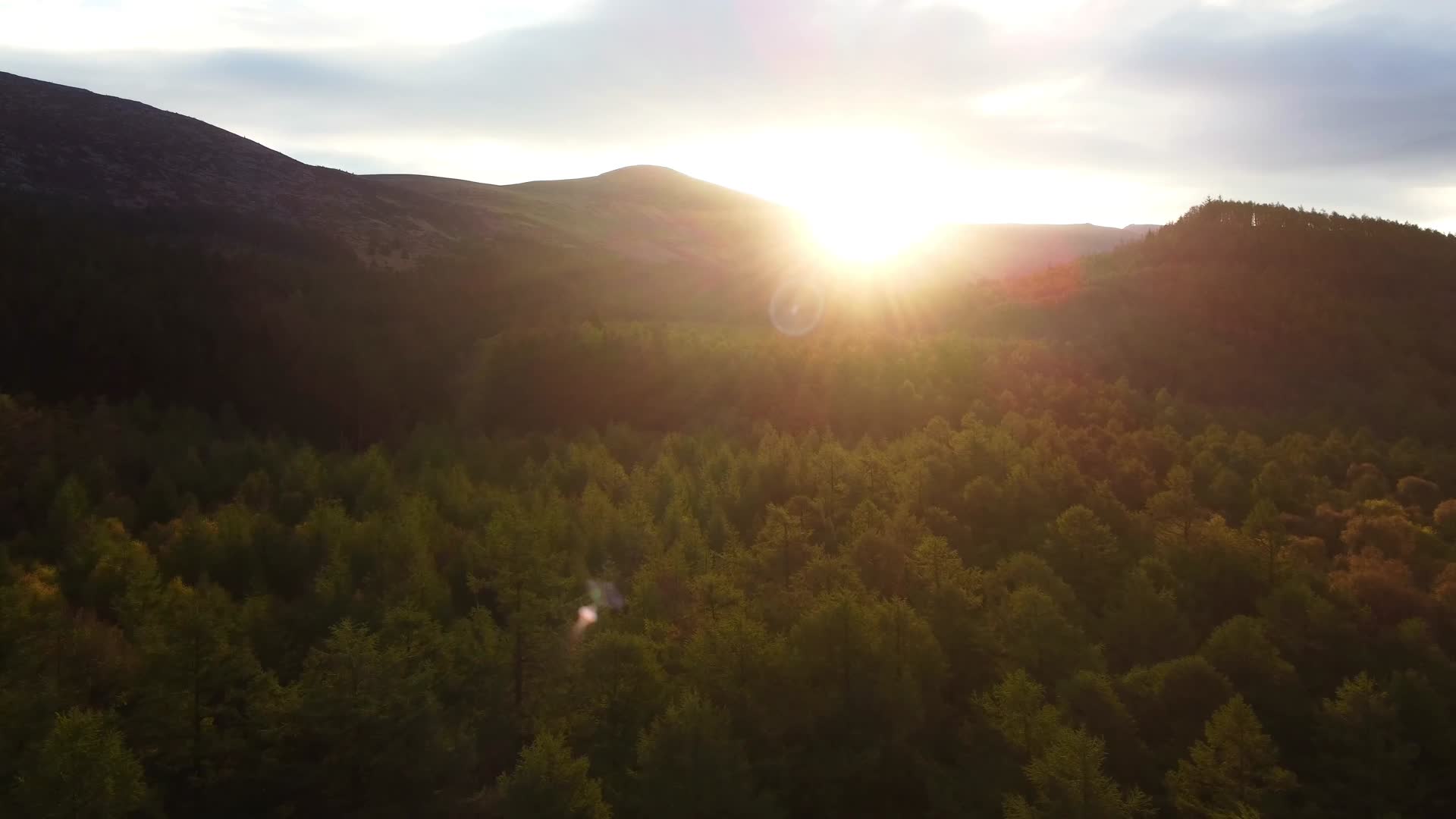 群山森林傍晚夕阳唯美航拍视频的预览图