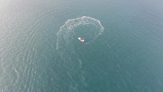 大海海浪沙滩渔船航拍视频的预览图