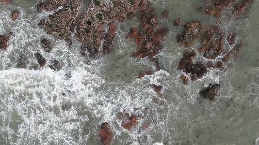 大海海浪沙滩礁石航拍视频的预览图