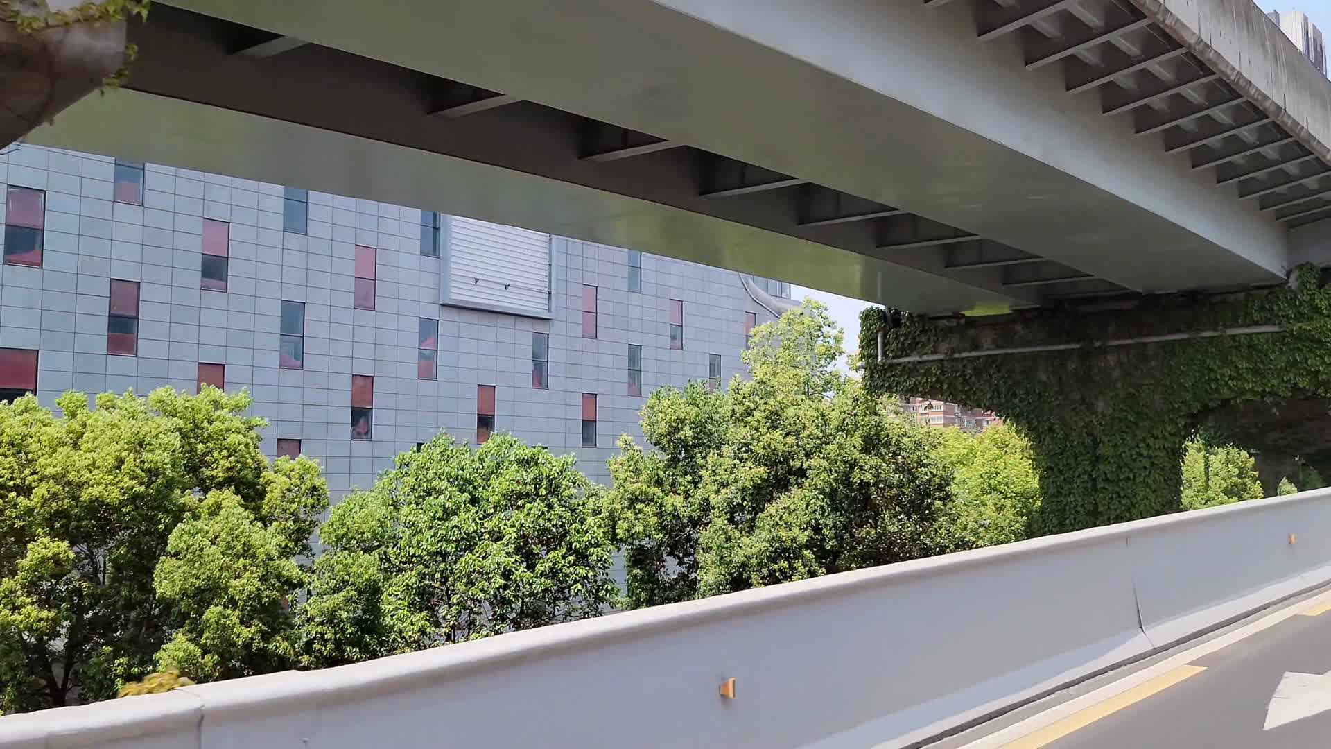 高架桥行驶的公交车内人物和车窗外风景4K高清视频合集视频的预览图