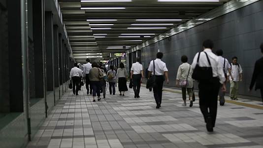 城市地铁地下通道行色匆匆的人们视频的预览图
