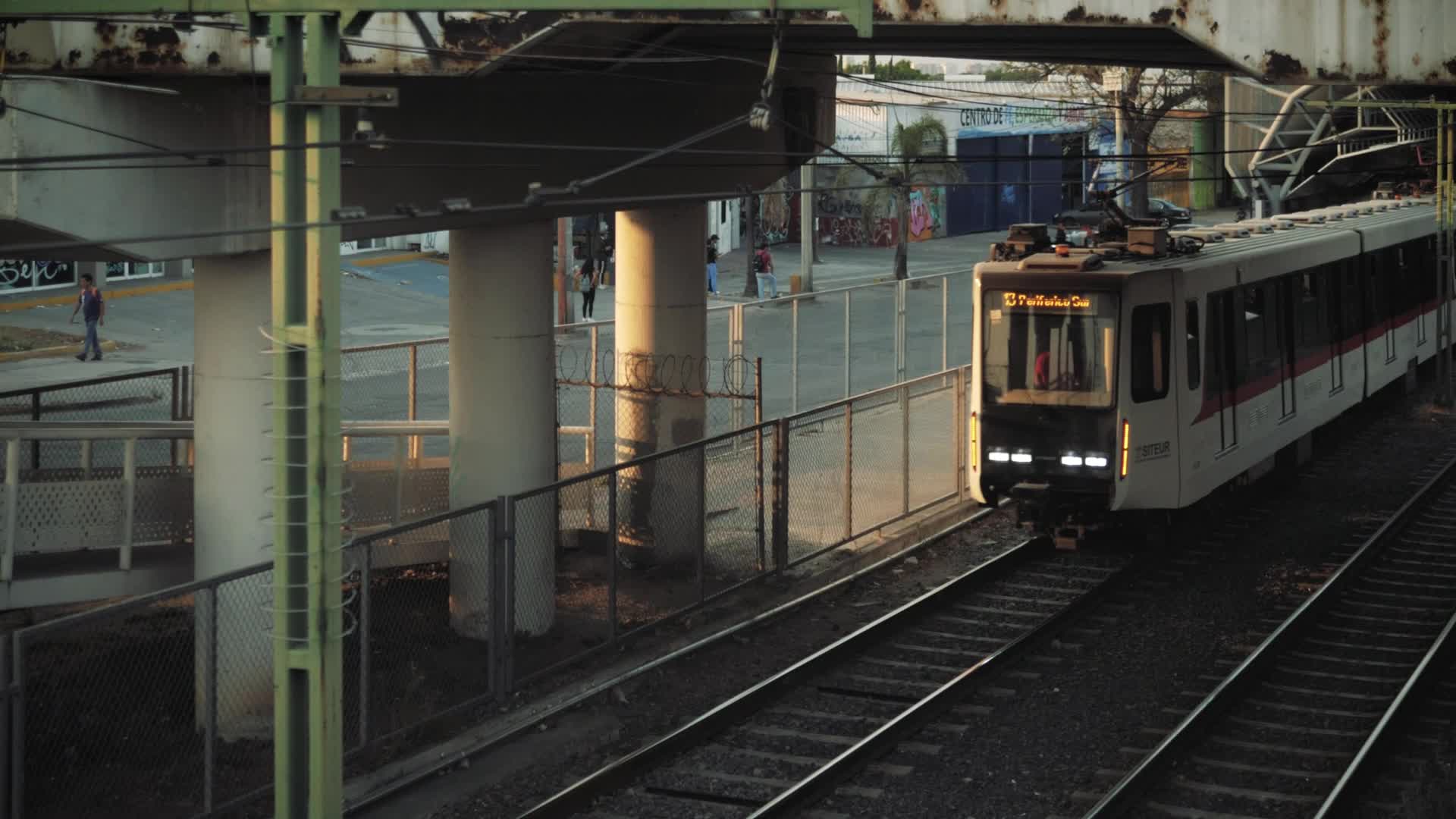 城市轻轨轨道列车地铁交通铁路电车驶来视频的预览图