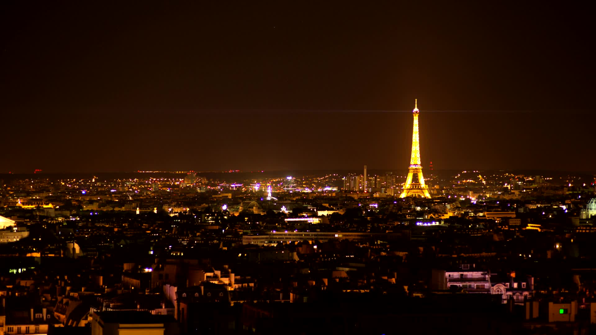 航拍城市夜景法国巴黎埃菲尔铁塔欧洲地标建筑视频的预览图