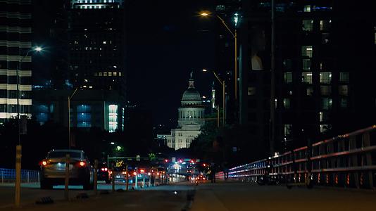 城市夜景交通道路车流夜晚人行道视频的预览图