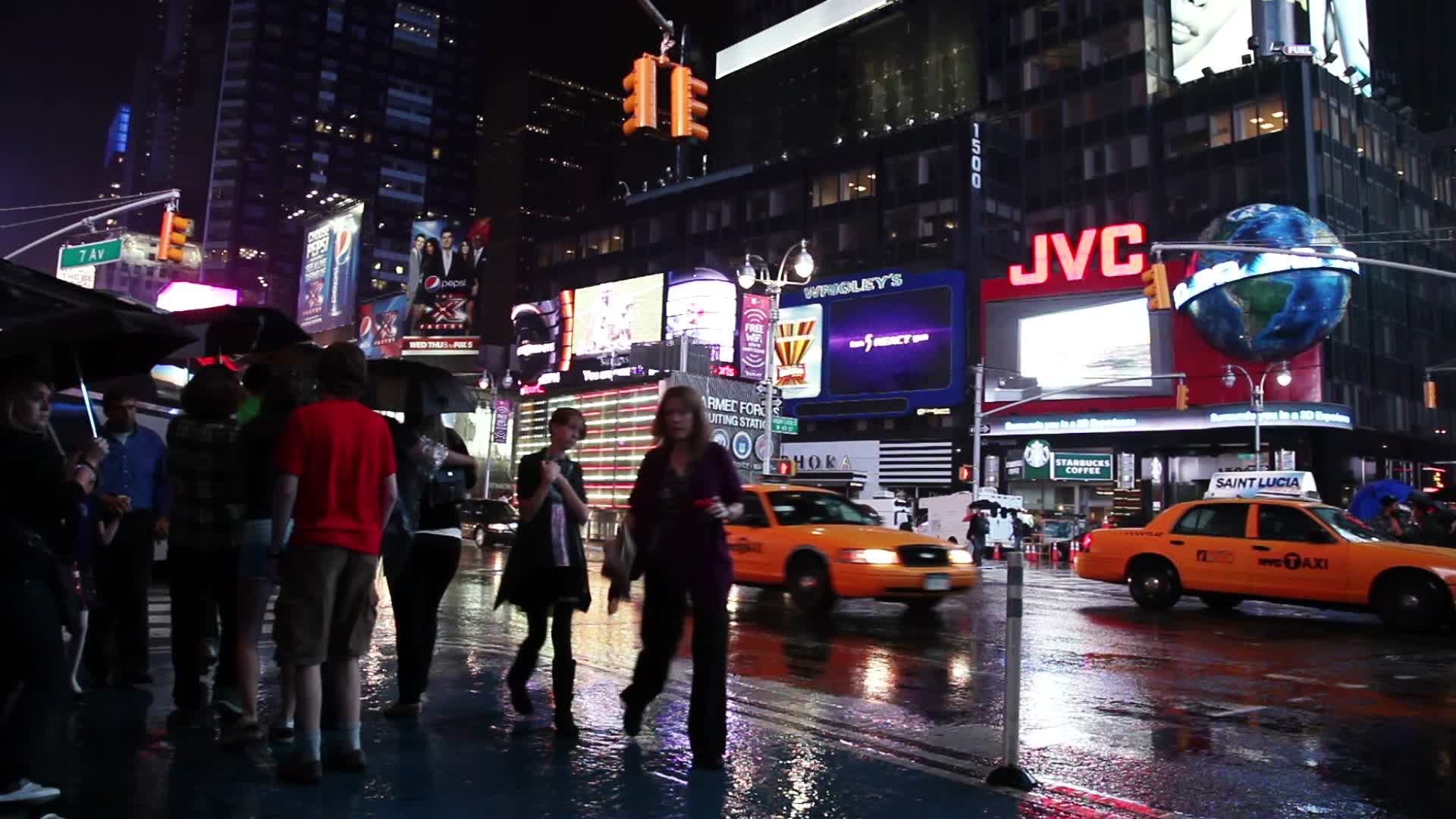 外国城市街头夜景雨夜夜晚商业街人来人往视频的预览图