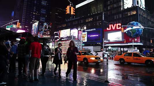 外国城市街头夜景雨夜夜晚商业街人来人往视频的预览图
