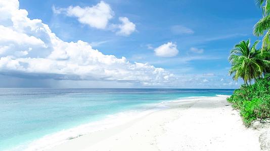 航拍蓝天白云蔚蓝大海沙滩热带植物清新自然旅游度假视频的预览图
