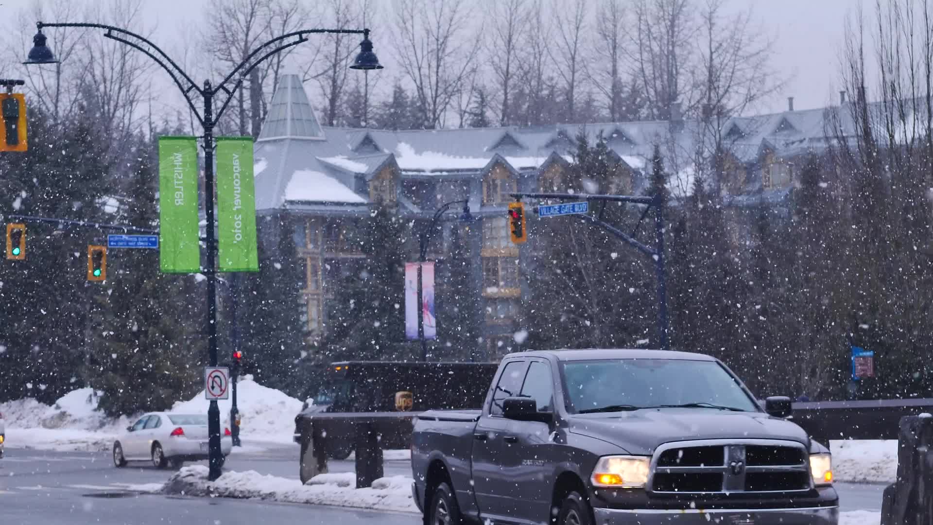 国外街道冬季下雪道路车辆同行视频的预览图