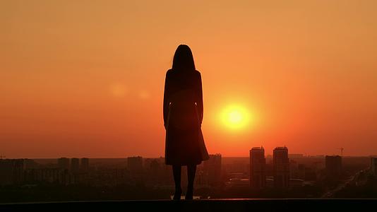 人物城市风景黄昏夕阳女人背影剪影拥抱世界视频的预览图