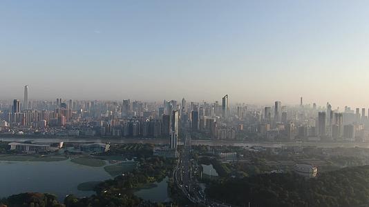 城市清晨迷雾高楼航拍视频的预览图