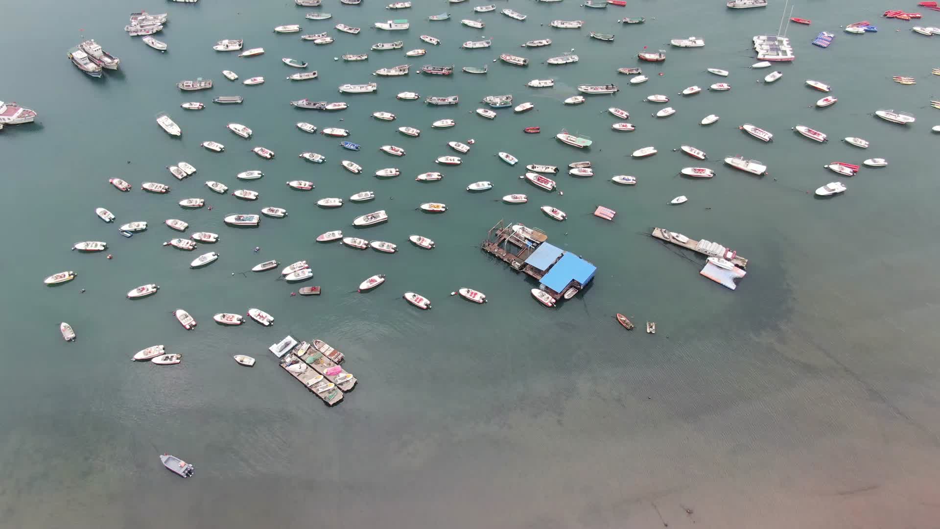 大海海浪沙滩游船航拍视频的预览图