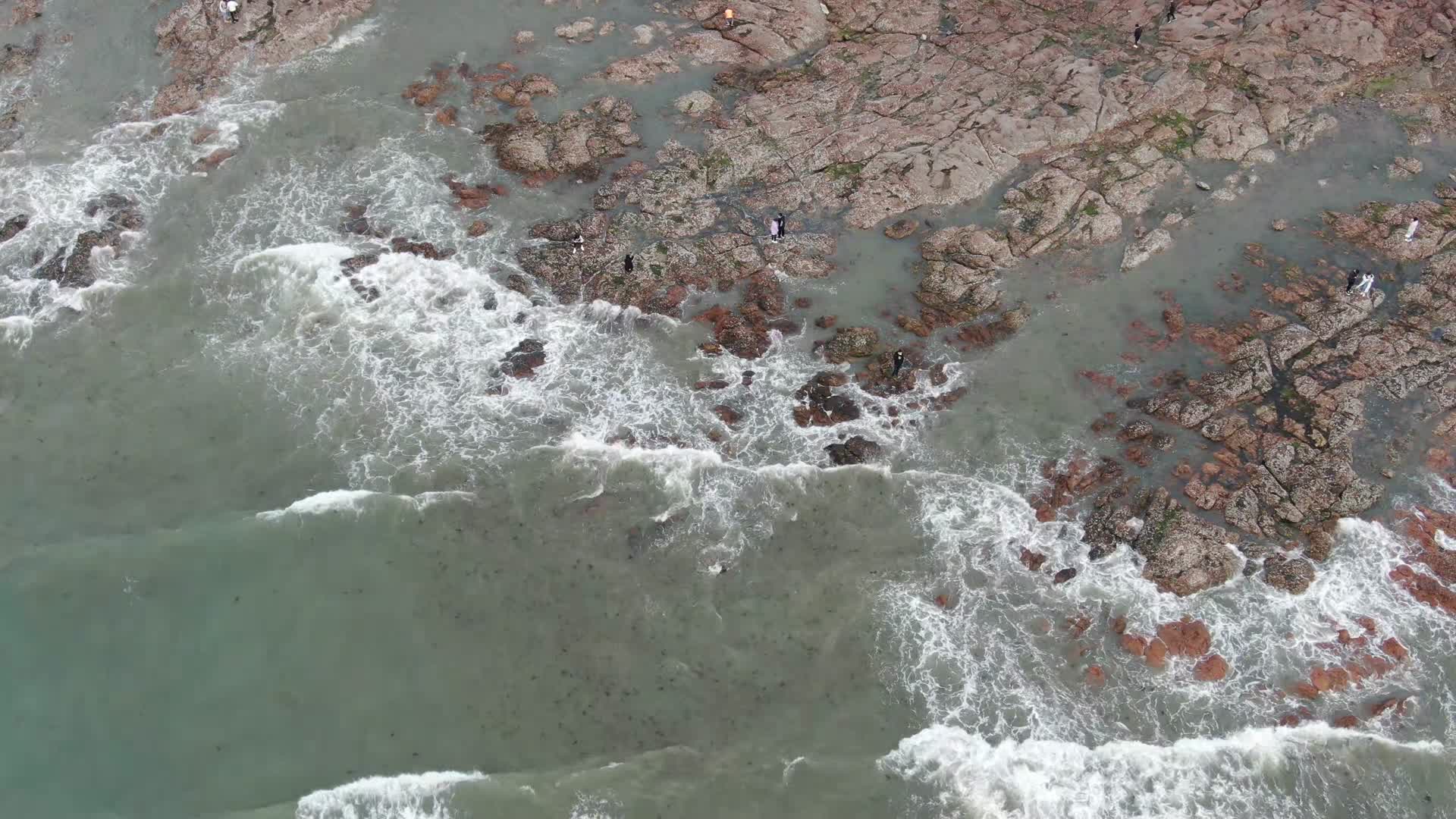 自然风光大海海浪沙滩礁石航拍视频的预览图