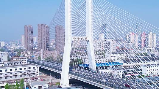 徐州市和平大桥4k航拍视频的预览图
