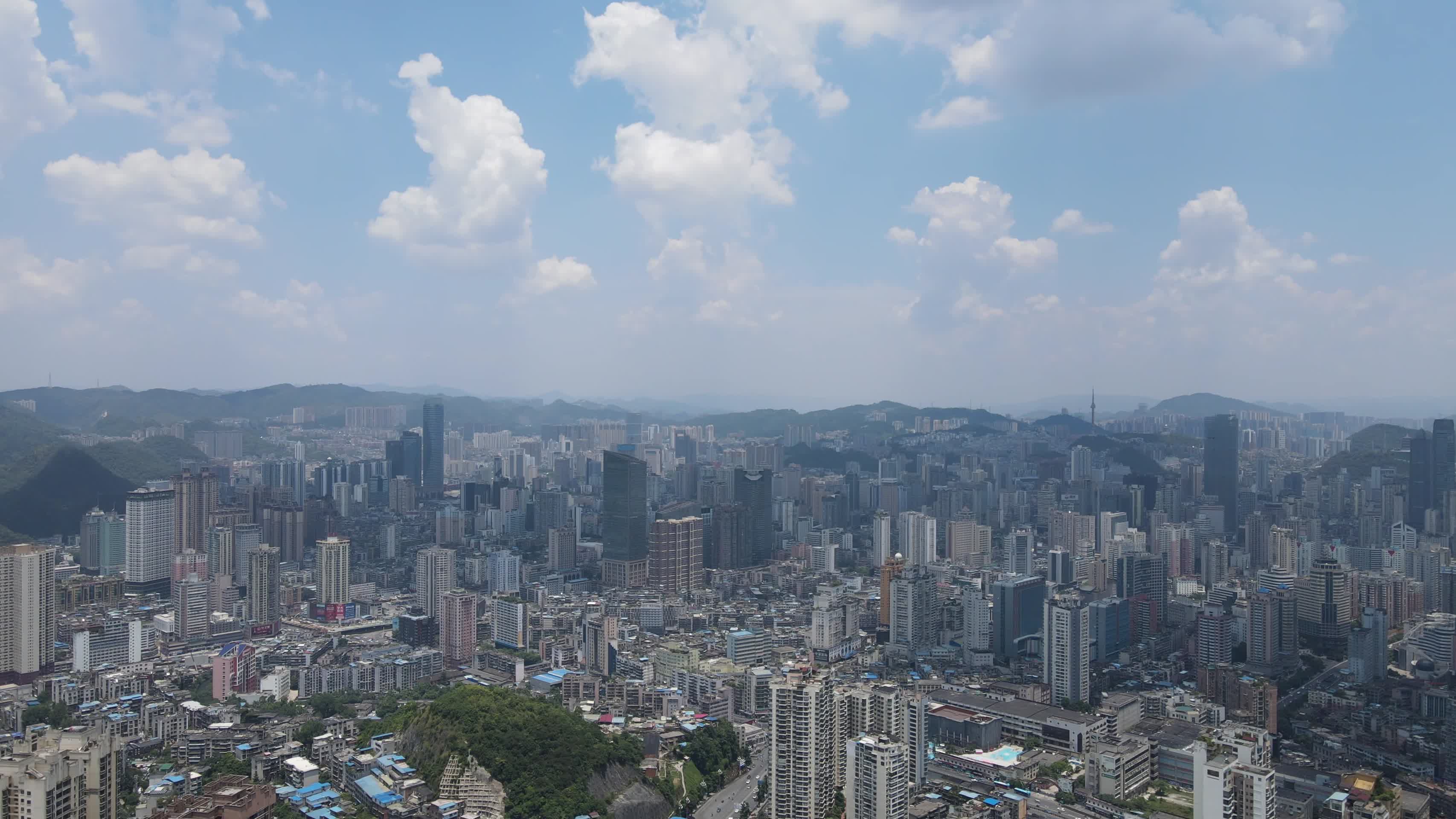 城市高楼建筑商务大厦航拍视频的预览图