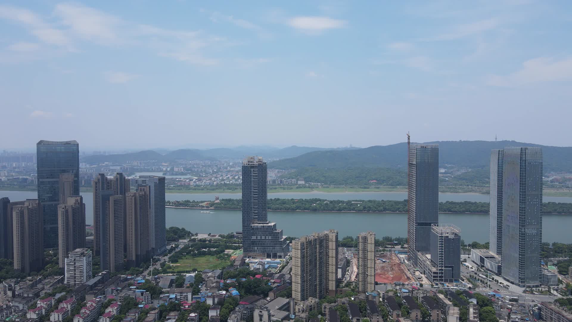 城市高楼建筑商务大厦航拍视频的预览图