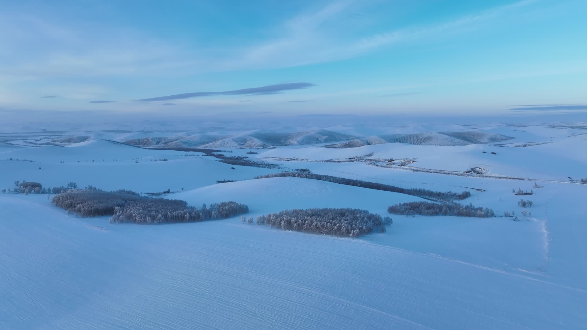 冬季原野丘陵山区雪景风光视频的预览图