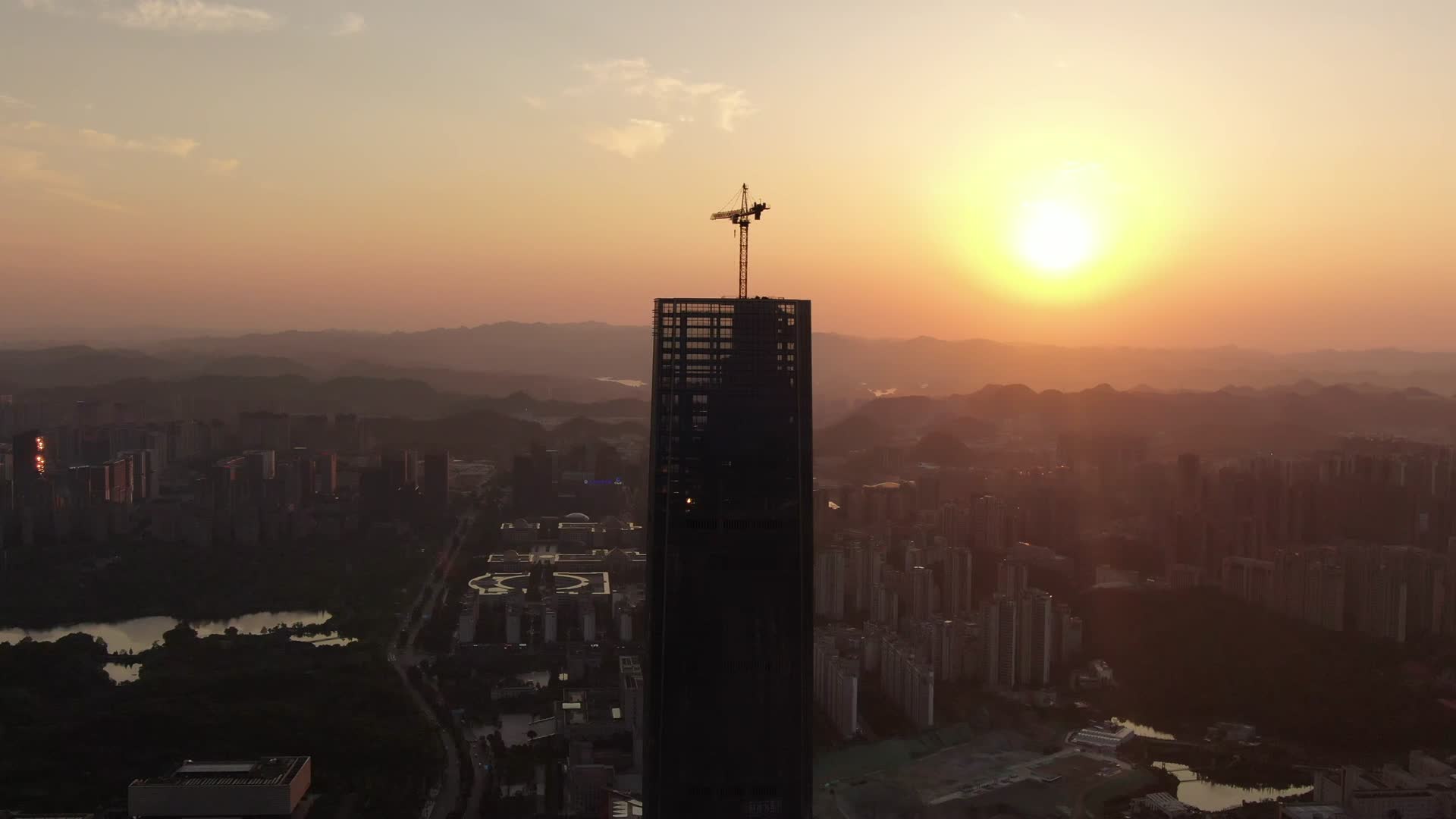 高楼吊塔日落晚霞航拍视频的预览图