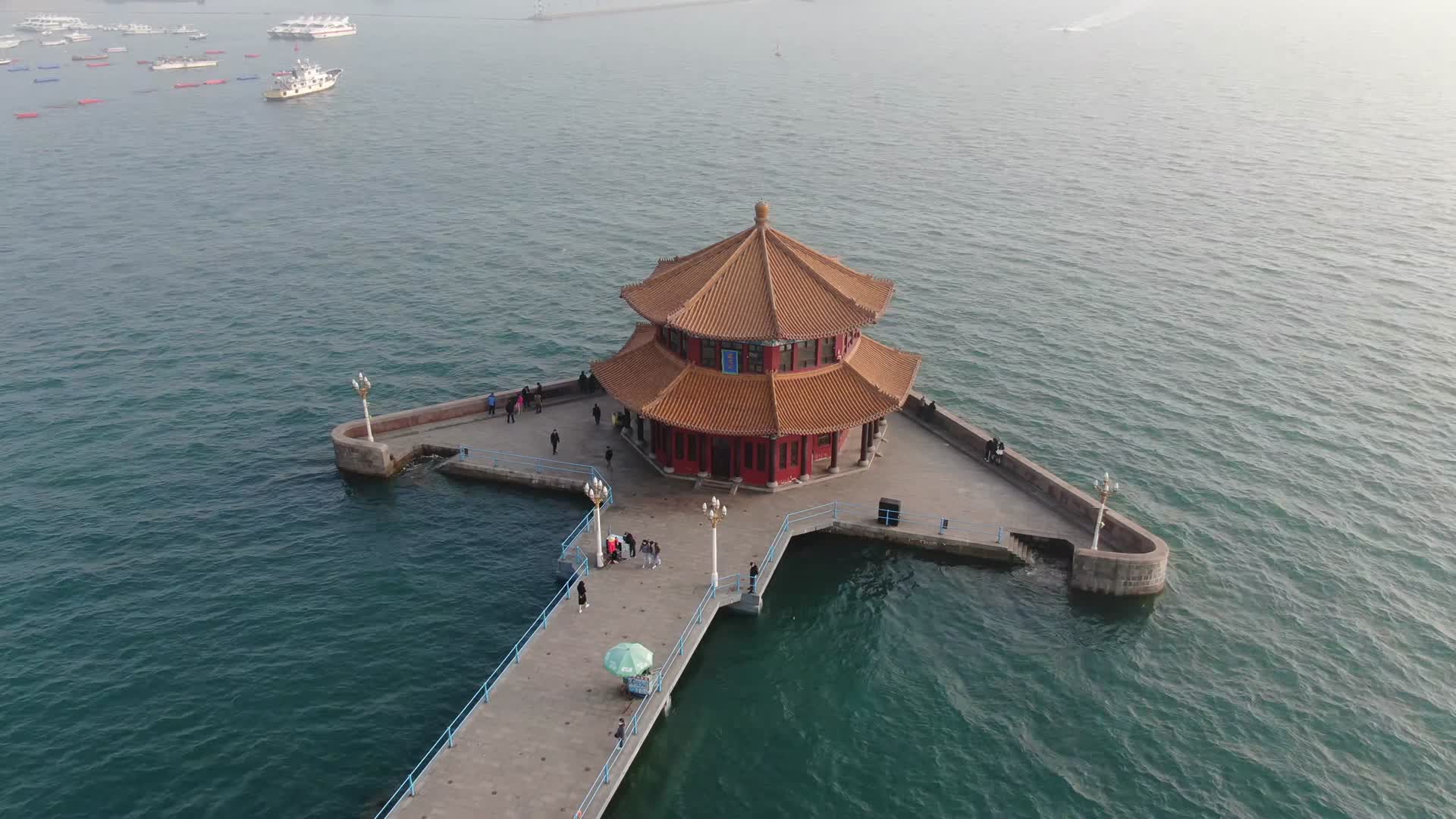 青岛海上栈桥风景区航拍视频的预览图