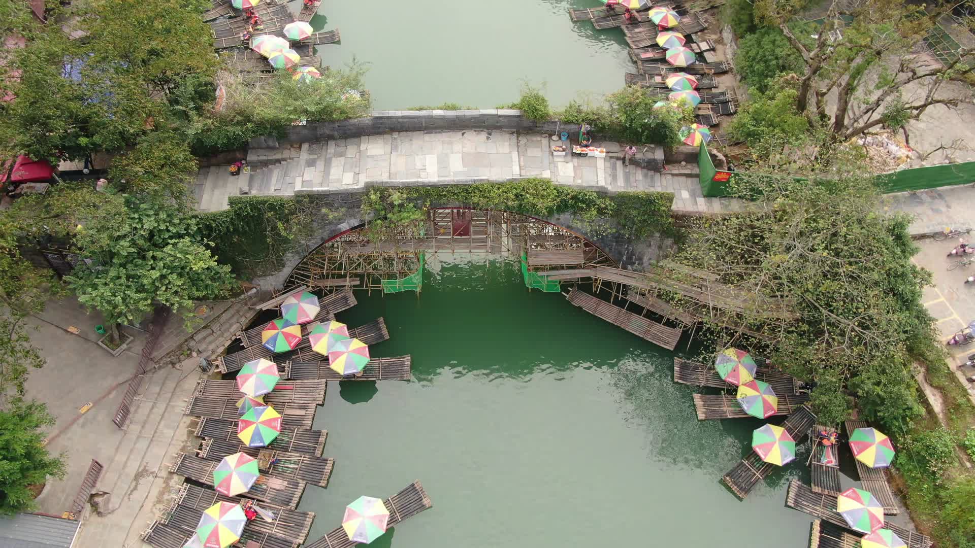 江河湖泊游船风景航拍视频的预览图