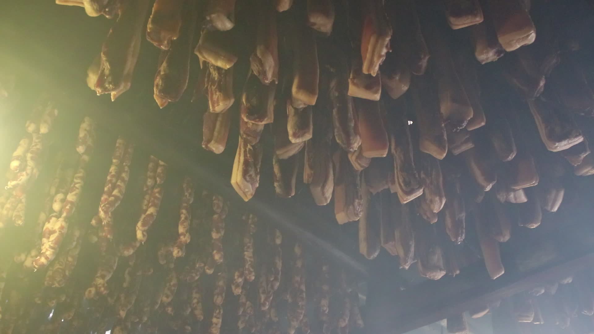 腊肉熏制腌肉腊肉制作熏烤车间制作视频的预览图
