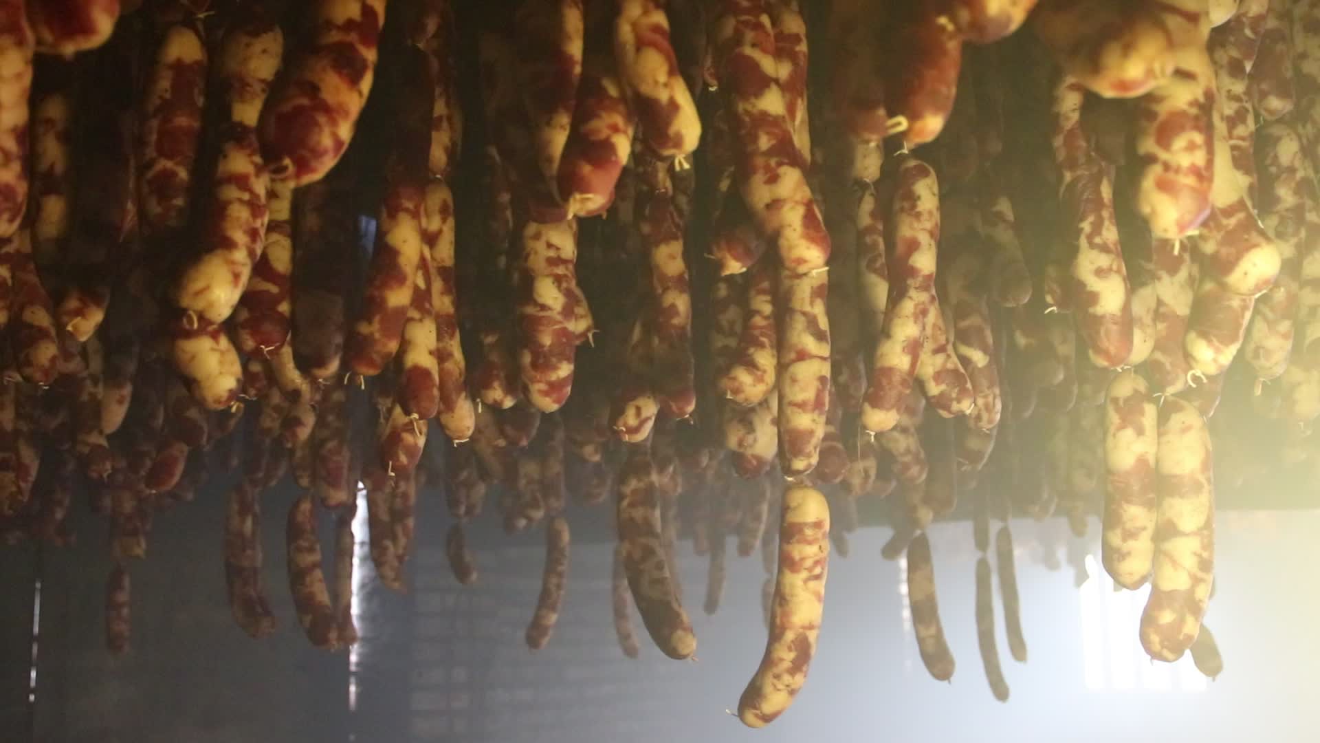 香肠腊肉熏制腌肉腊肉制作熏烤车间制作视频的预览图