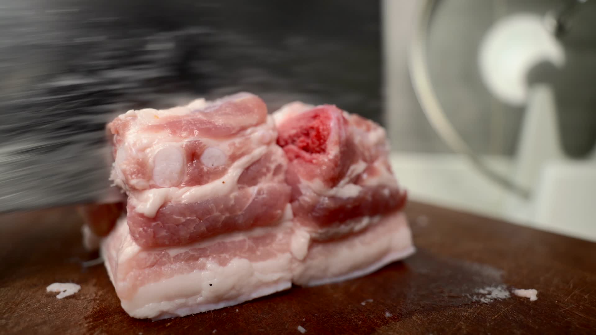厨师切猪肉特写镜头4K视频的预览图