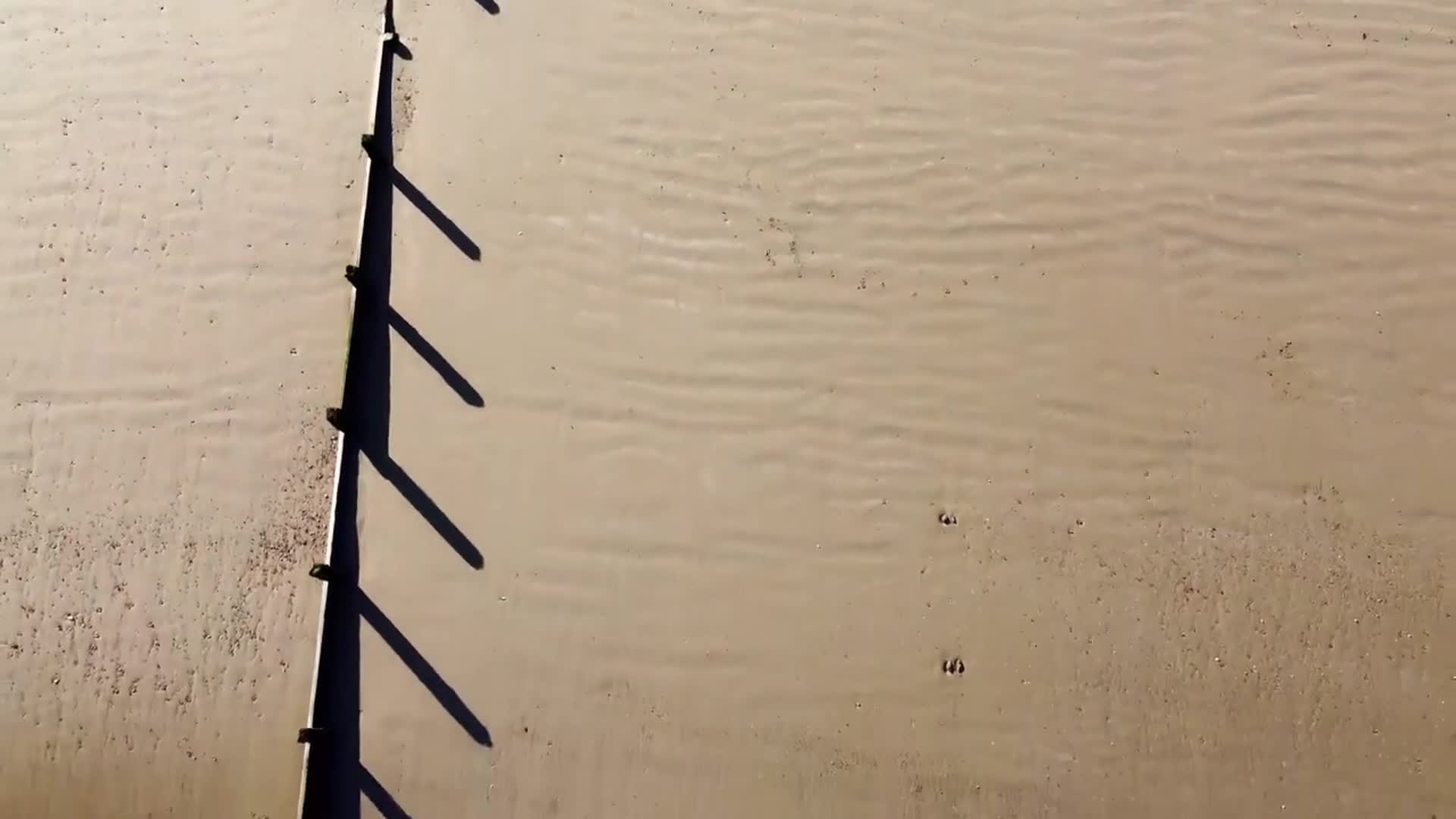退潮沙滩湿地滩涂光影航拍视频的预览图