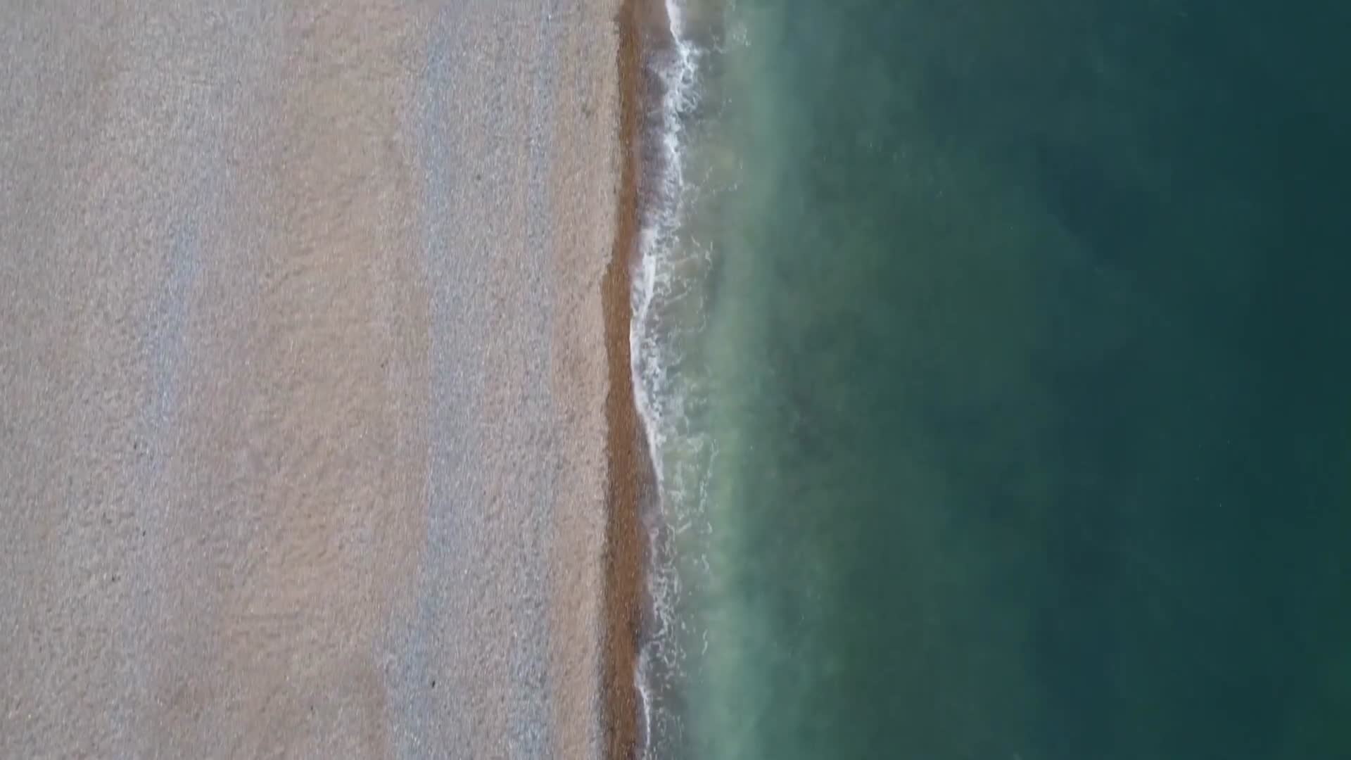 海岸线海浪冲刷海滩沙滩视频的预览图