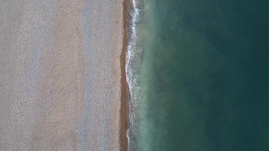 海岸线海浪冲刷海滩沙滩视频的预览图