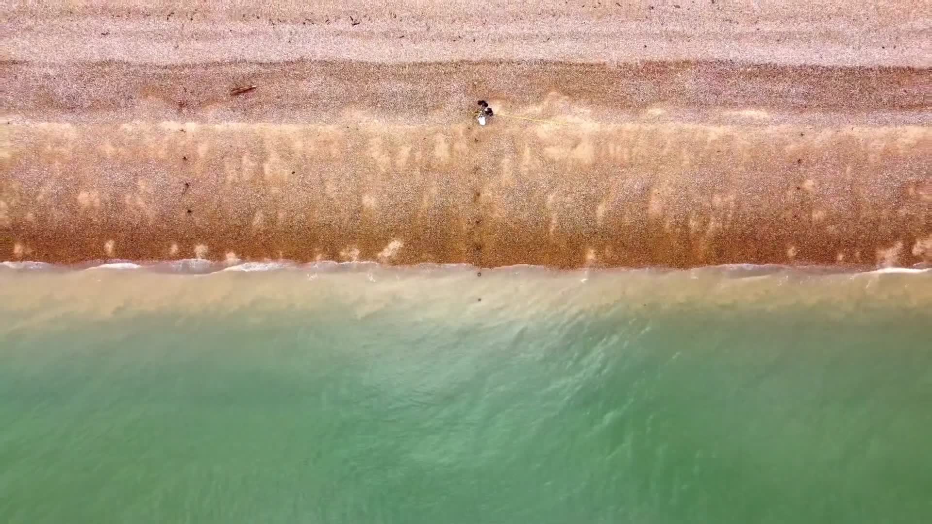 12游客孩子海边沙滩玩耍航拍视频的预览图