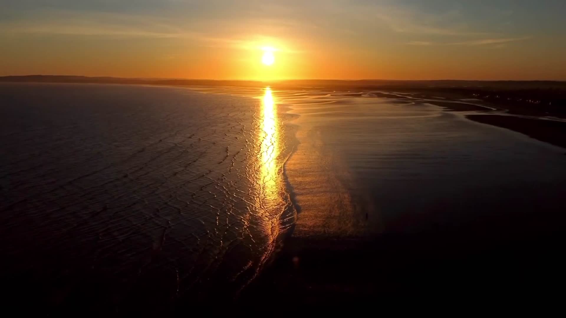 海上落日夕阳沙滩海岸滩涂浪花航拍视频的预览图