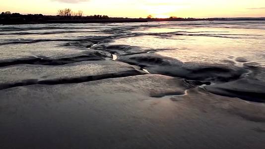 退潮湿地滩涂泥滩夕阳落日航拍视频的预览图