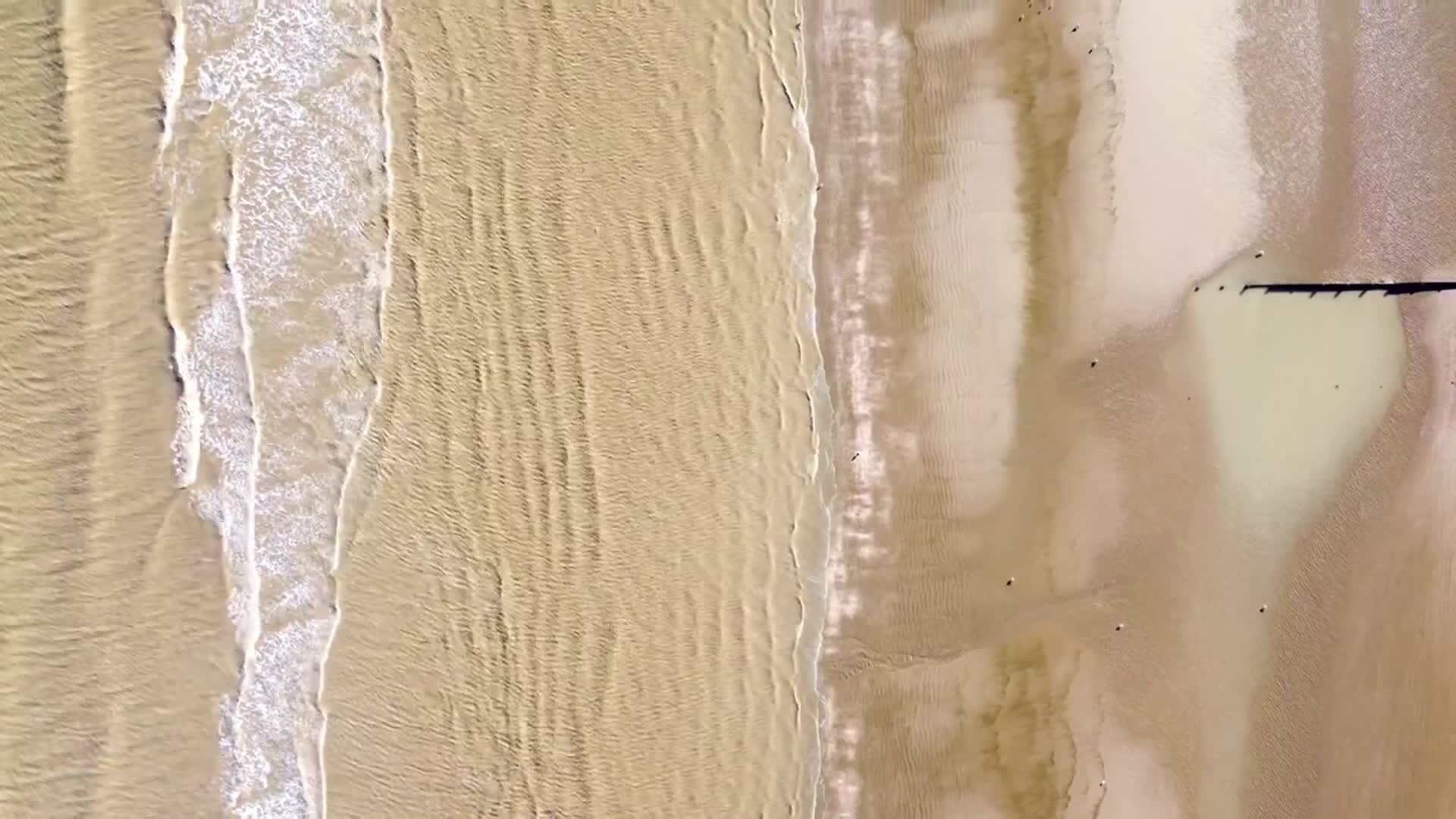海浪拍打沙滩海滩浪花海面航拍视频的预览图