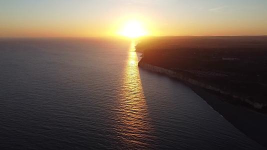 海滨小城海面夕阳日落悬崖航拍视频的预览图