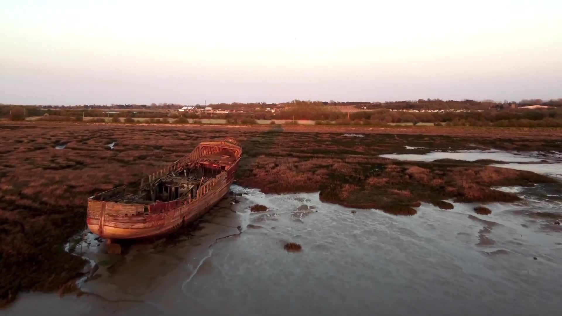 废弃渔船搁浅退潮沙滩视频的预览图