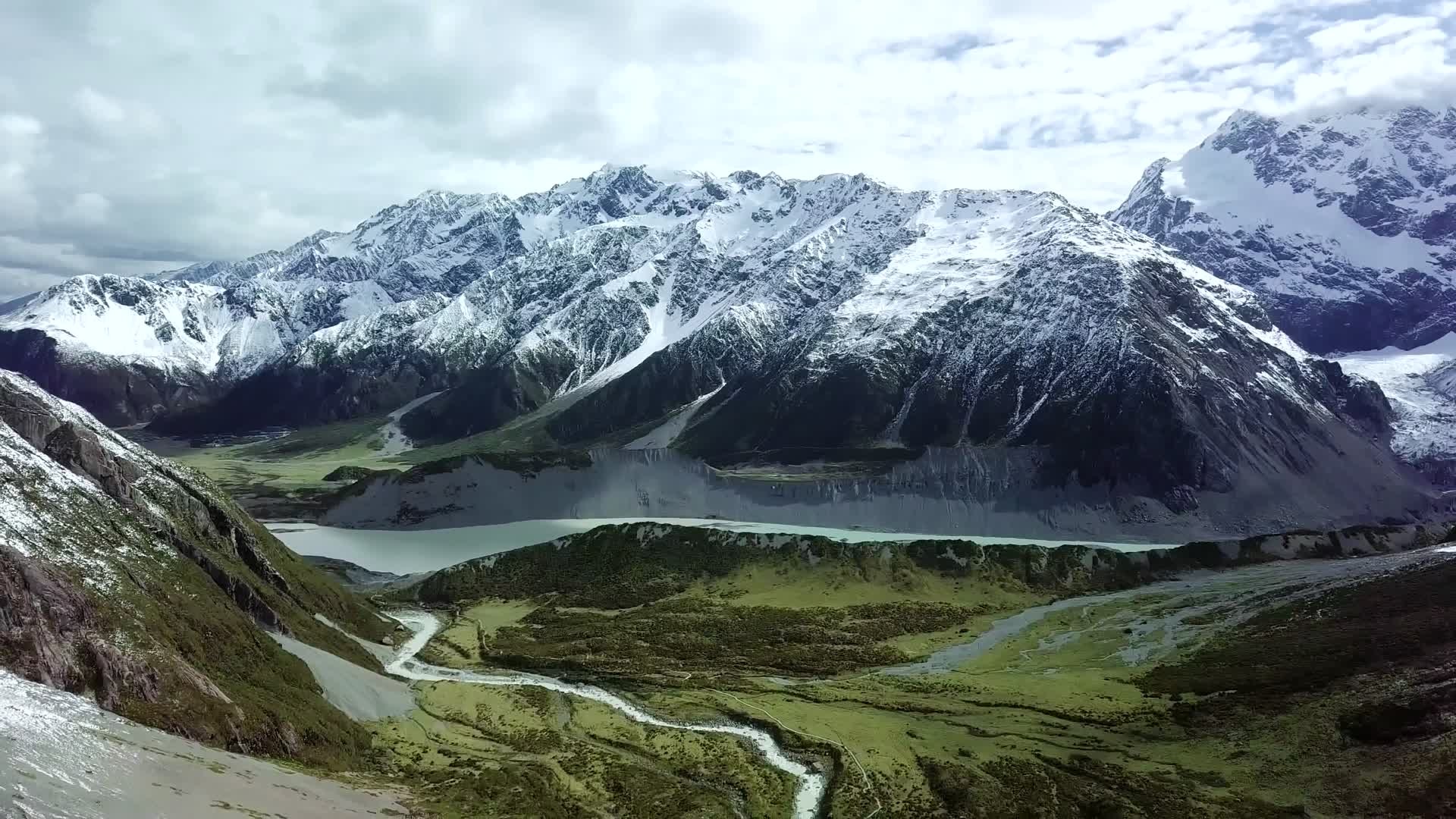 航拍下的雪山和湖泊视频的预览图