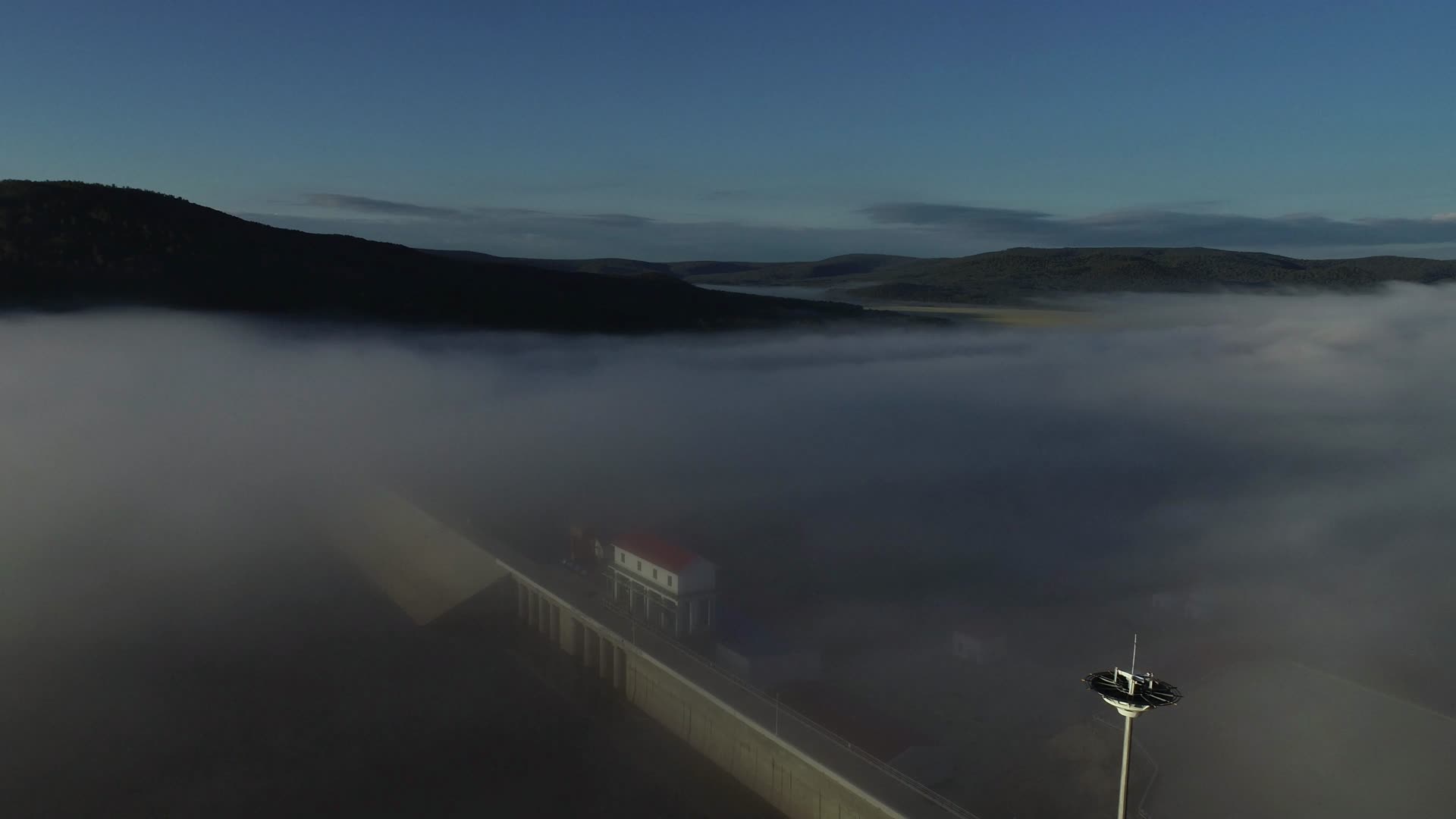 航拍晨雾覆盖下的扎顿水利枢纽库区视频的预览图