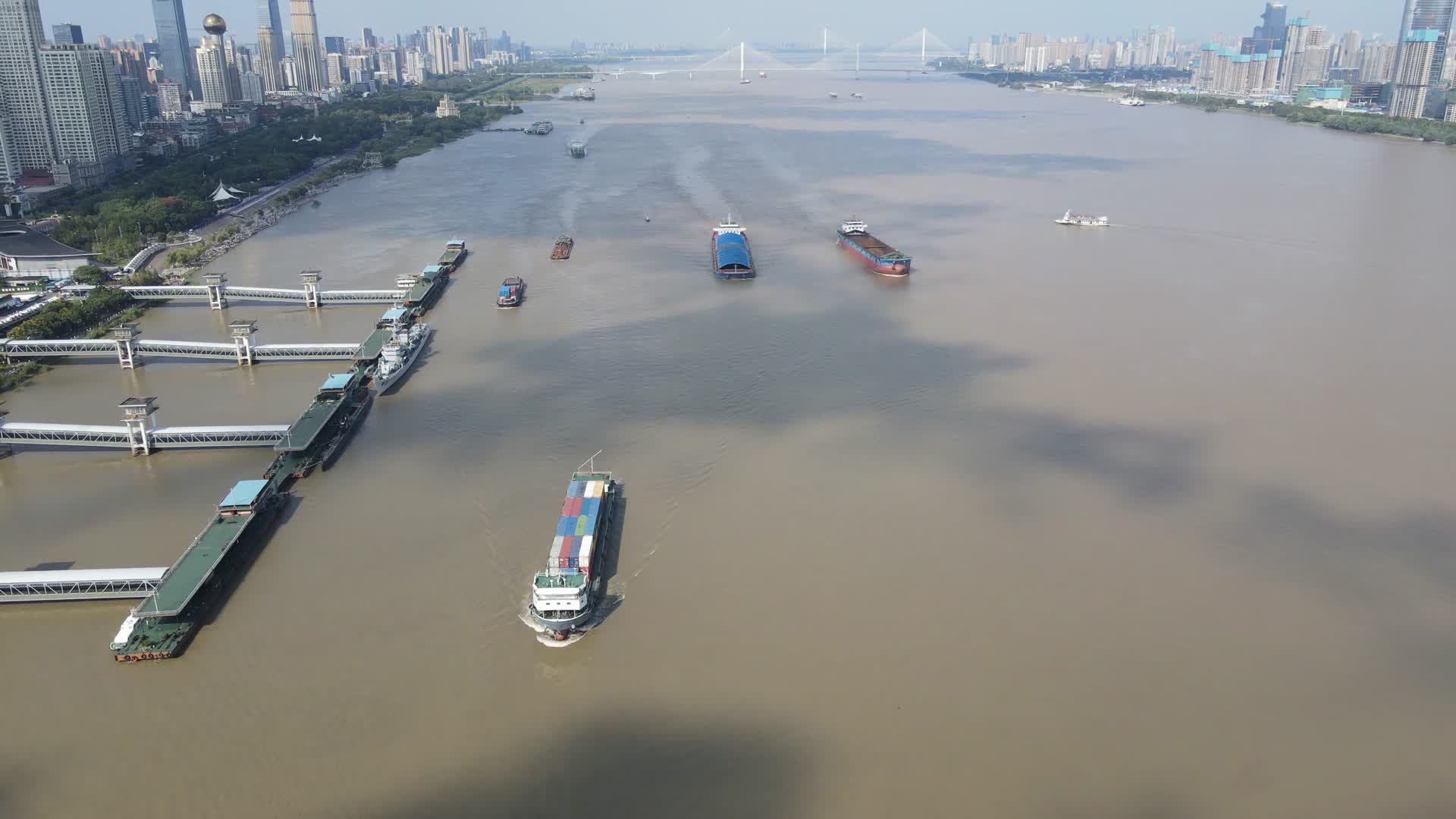 长江风光江河船航拍视频的预览图